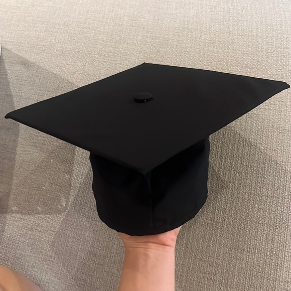Accessories - One size graduation cap. Black.